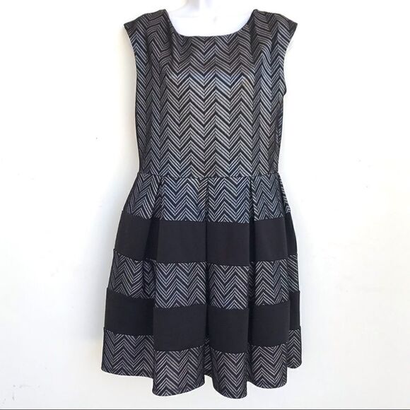 Tiana B. Scoop neck pleated dress black size 8 - Picture 1 of 10